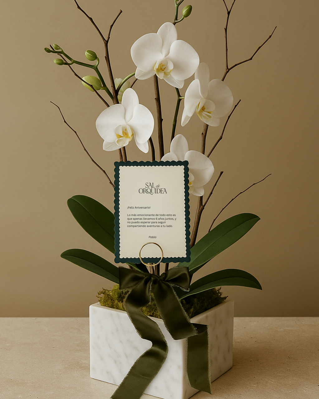 Orquídea en base de Mármol con Dedicatoria en Papel Premium